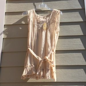 Sleeveless lace blouse with belt